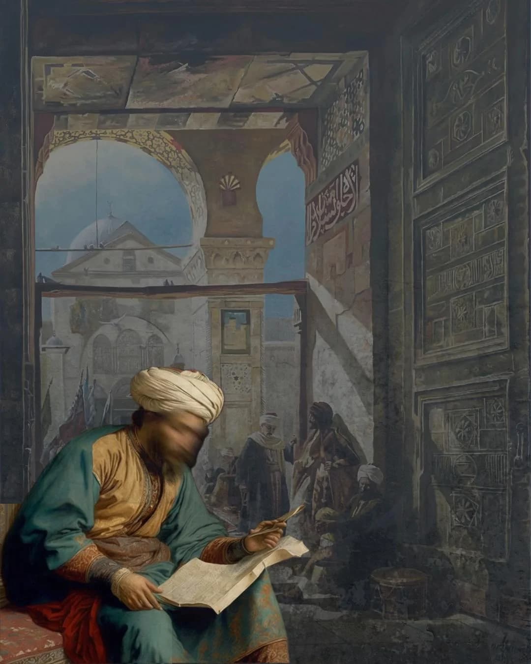 Un savant en turban penché sur un manuscrit, l'arche d'une mosquée à l'arrière-plan — peinture orientaliste XIXᵉ siècle.